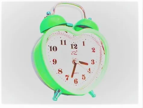 Kalp Şeklinde Dekoratif Çalar Masa Saati Yeşil